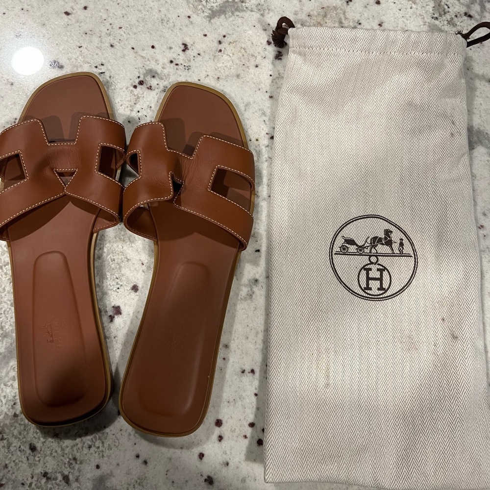 Hermès Oran Sandal in Gold.